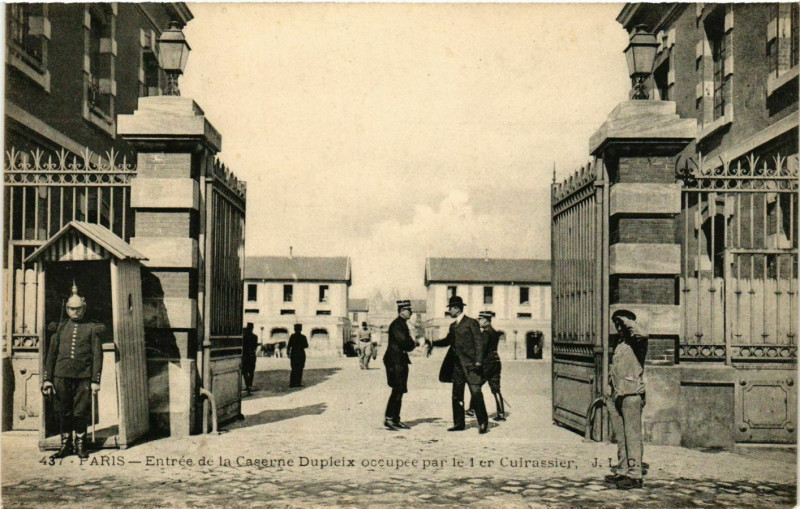 Entrée de la caserne Dupleix vers 1910, place Dupleix
