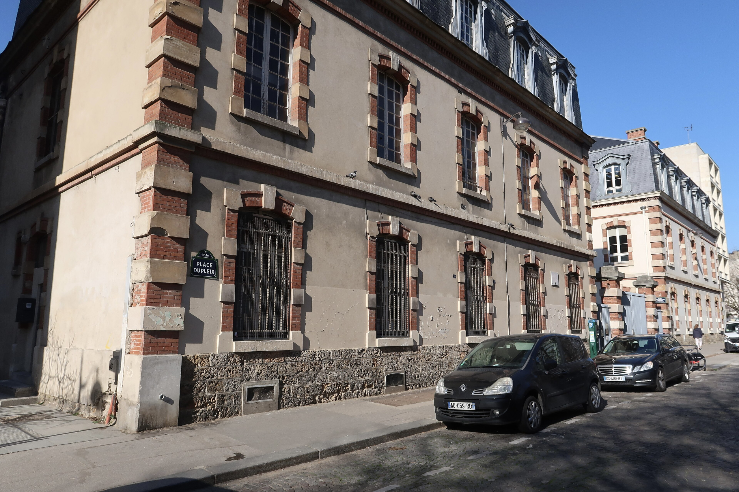 Pavillon conservé de l'ancienne caserne Dupleix, place Dupleix, Paris 15e