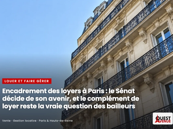 Façade d'immeuble ancien en pierre aux balcons filants en fer forgé, vue en contre-plongée