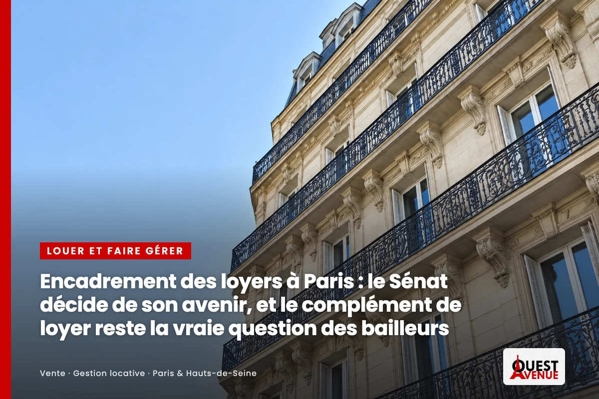 Façade d'immeuble ancien en pierre aux balcons filants en fer forgé, vue en contre-plongée