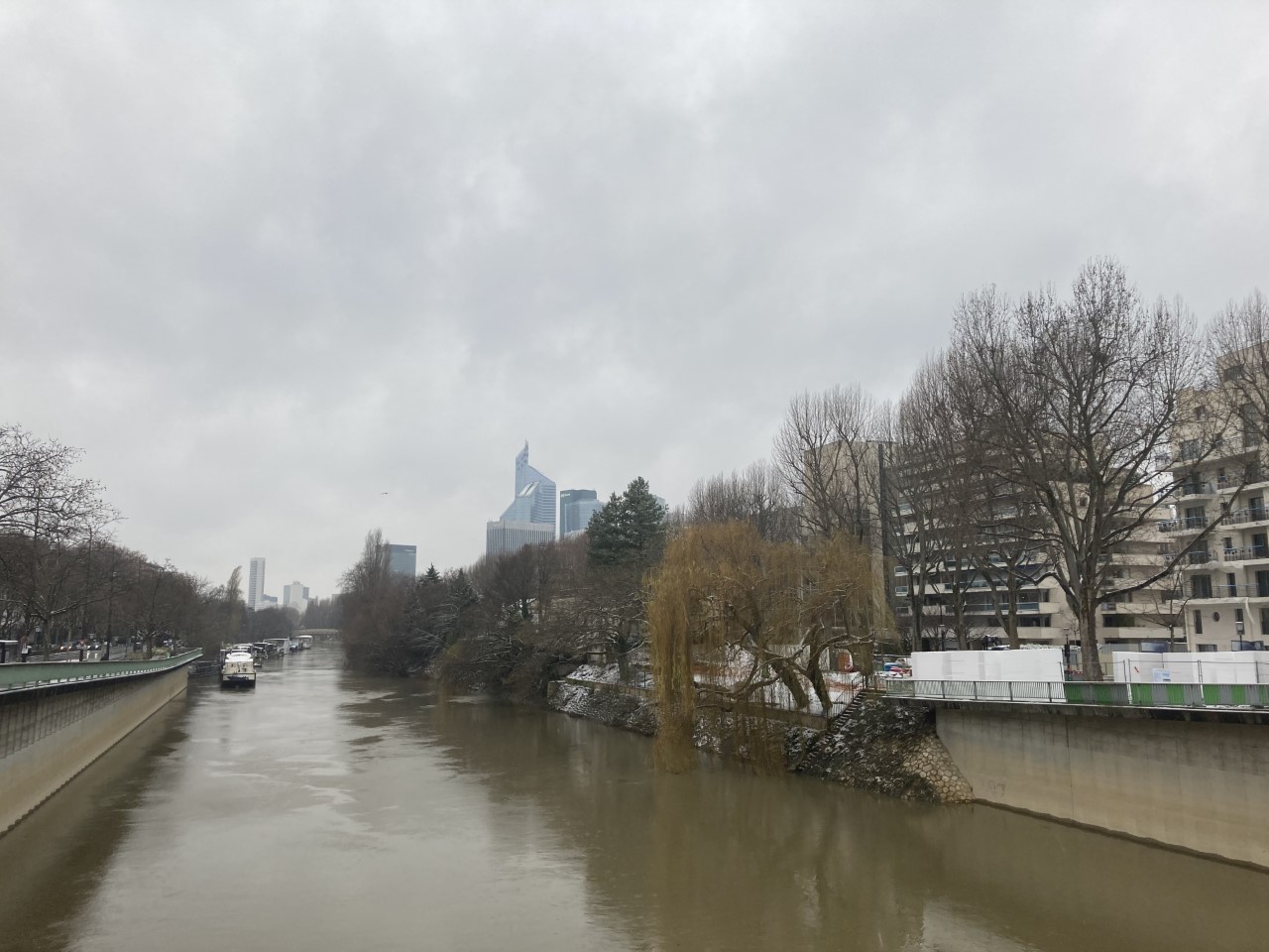 Les bords de l’île de la Jatte et ses immeubles récents