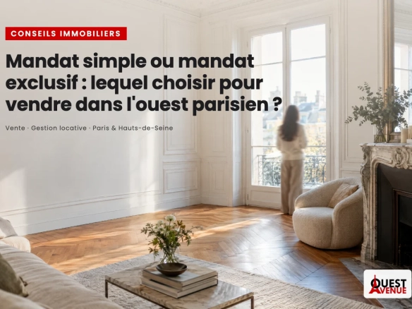 Salon d'un appartement haussmannien lumineux, parquet en point de Hongrie et cheminée en marbre