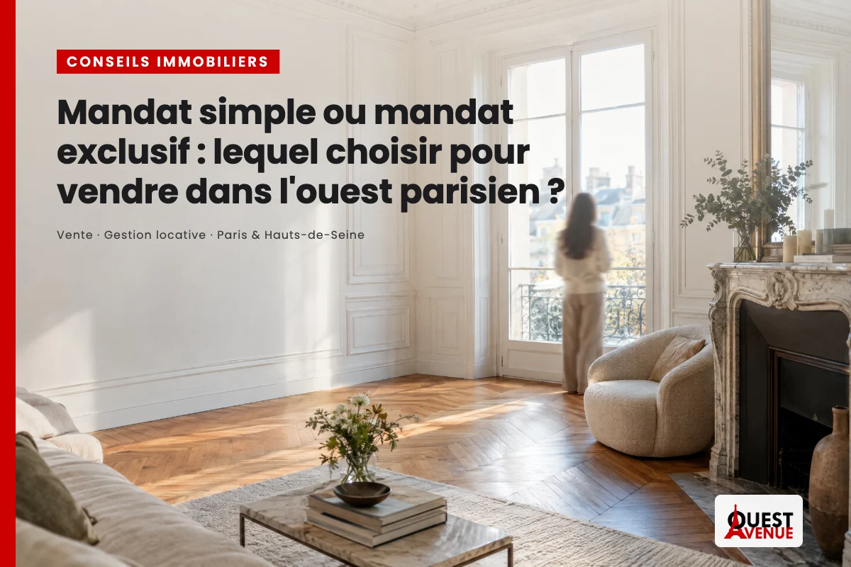 Salon d'un appartement haussmannien lumineux, parquet en point de Hongrie et cheminée en marbre