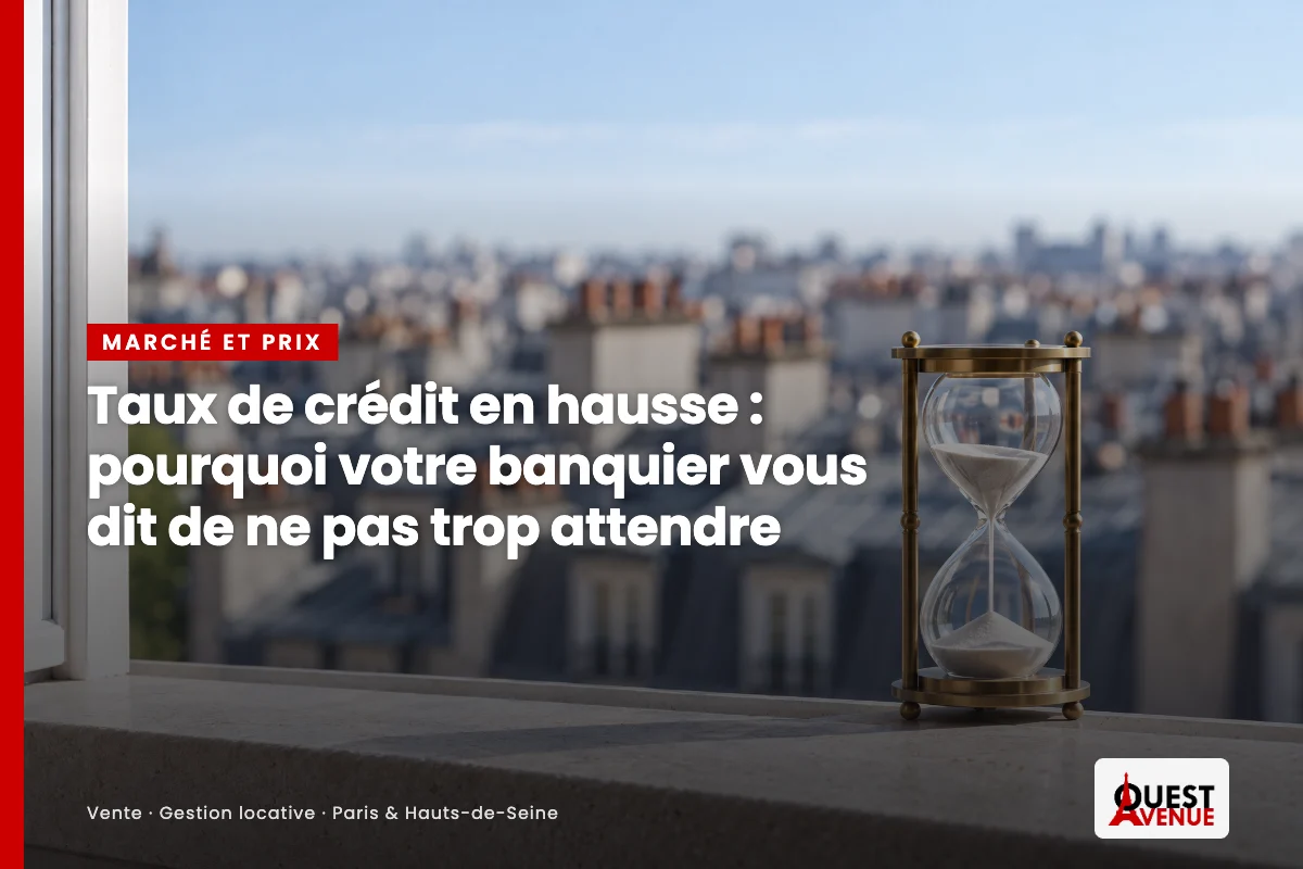 Sablier sur un rebord de fenêtre, toits de Paris en arrière-plan : taux de crédit en hausse